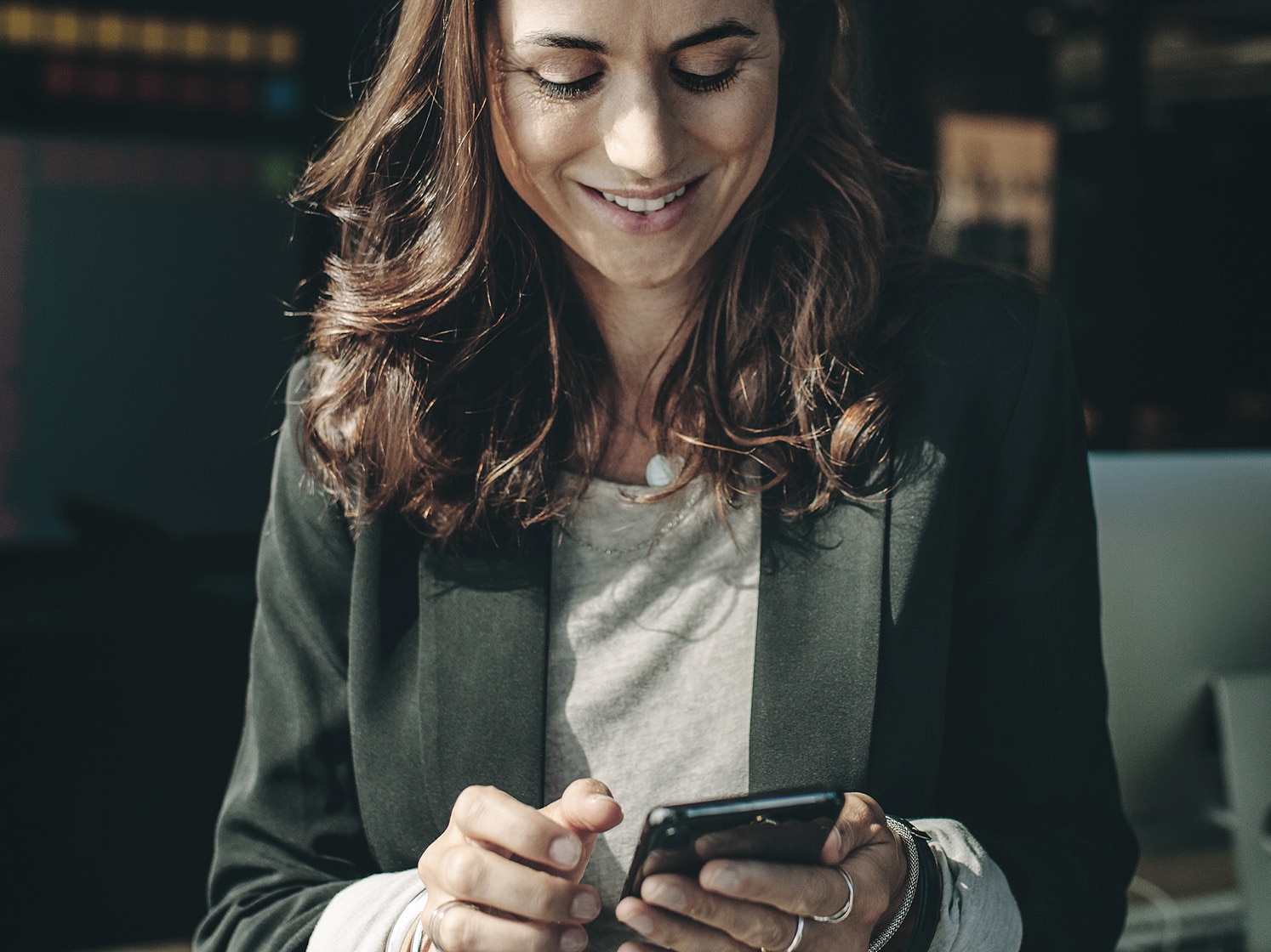 Person verwendet die MyDS-App auf dem Smartphone